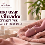 Vibrador rosa sobre una toalla junto a artículos de cuidado íntimo, portada de una guía para principiantes.